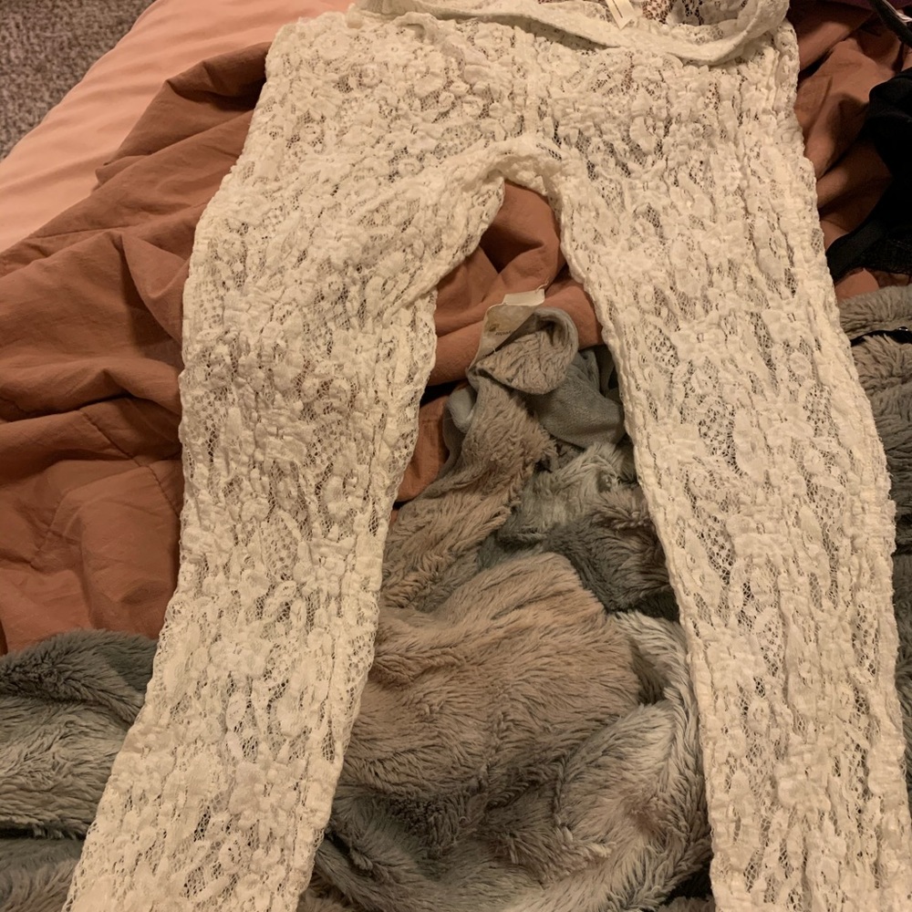 White lace leggings